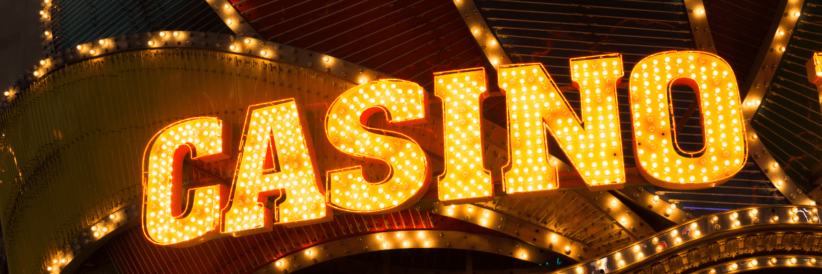 G777 Aviator backdrop with a dramatic sky-themed crash-game scene